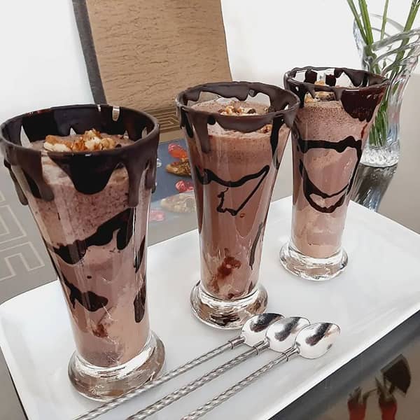 طرز تهیه میلک شیک شکلاتی بدون بستنی طرز تهیه شیک شکلات و موز طرز تهیه شیک شکلات کافی شاپی طرز تهیه میلک شیک ساده طرز تهیه ی شیک شکلاتی کلاسیک طرز تهیه شیک شکلات با بستنی شکلاتی