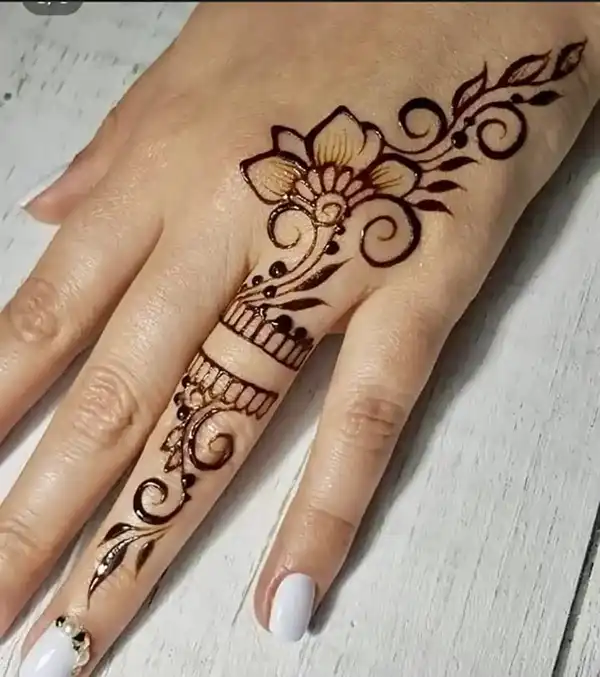 مدل حنا اسم + طراحی با حنا کاری جذاب و خلاقانه برای افراد جسور و خلاق