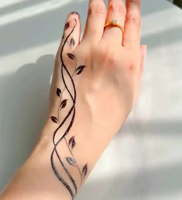 مدل حنا اسم + طراحی با حنا کاری جذاب و خلاقانه برای افراد جسور و خلاق