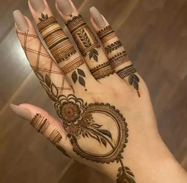 مدل حنا اسم + طراحی با حنا کاری جذاب و خلاقانه برای افراد جسور و خلاق