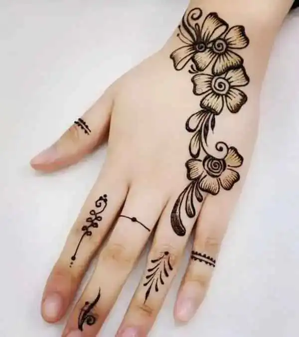 مدل حنا اسم + طراحی با حنا کاری جذاب و خلاقانه برای افراد جسور و خلاق