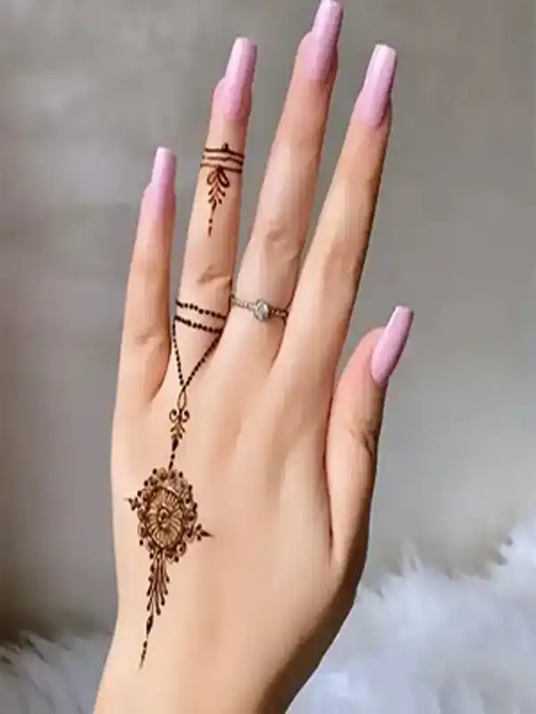 مدل حنا اسم + طراحی با حنا کاری جذاب و خلاقانه برای افراد جسور و خلاق