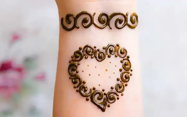 مدل حنا اسم + طراحی با حنا کاری جذاب و خلاقانه برای افراد جسور و خلاق