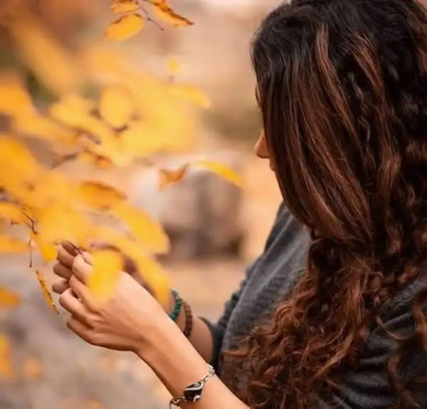مدل عکس پاییزی دخترانه + ایده های مرموز و جذاب ژست عکس پاییزی دخترانه