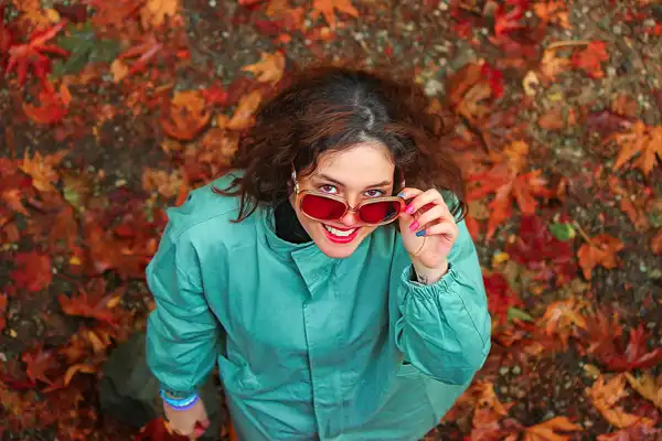 مدل عکس پاییزی دخترانه + ایده های مرموز و جذاب ژست عکس پاییزی دخترانه