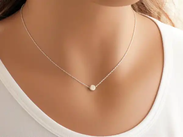 مدل تو گردنی شیک + اگر به دنبال یک اکسسوری خاص، ساده و همیشه ماندگار هستید توگردنی شیک و مینیمال میتواند گزینهای عالی باشد.