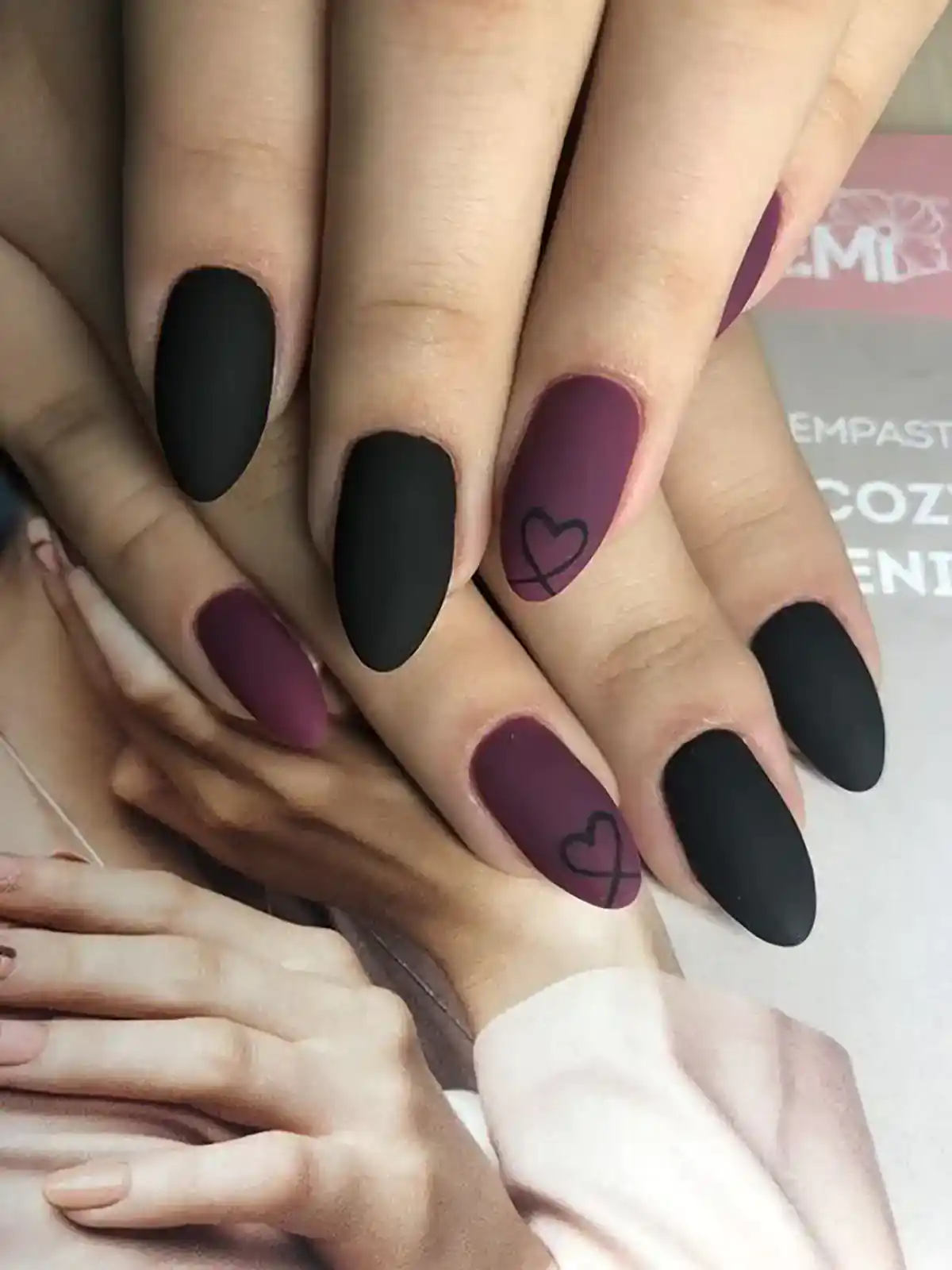 ناخن مشکی مات طرحدار