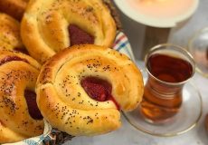 طرز تهیه نان بریوش توت فرنگی