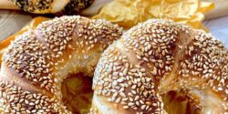 طرز تهیه نان سیمیت کنجدی ترکیه ای با طعمی بی نظیر