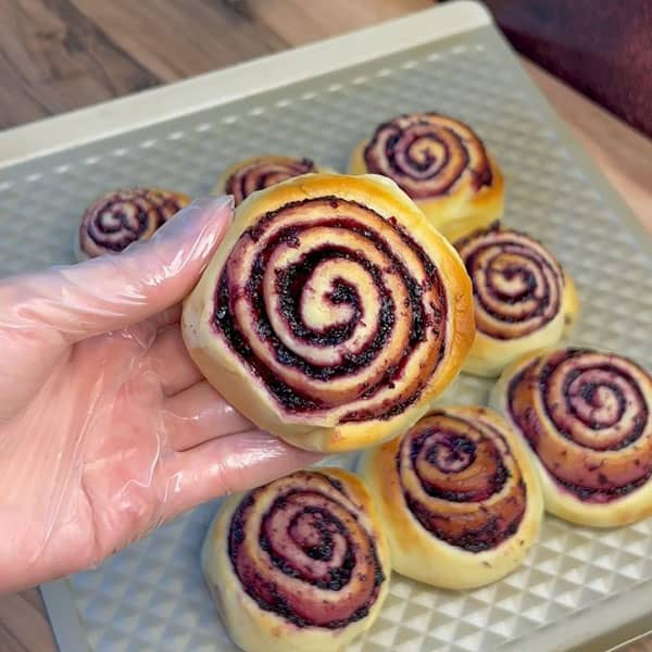 طرز تهیه نان تمشک