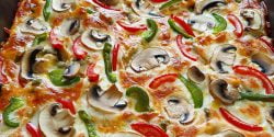 طرز تهیه پیتزا قارچ و مرغ ساده رستورانی با طعمی بی نظیر