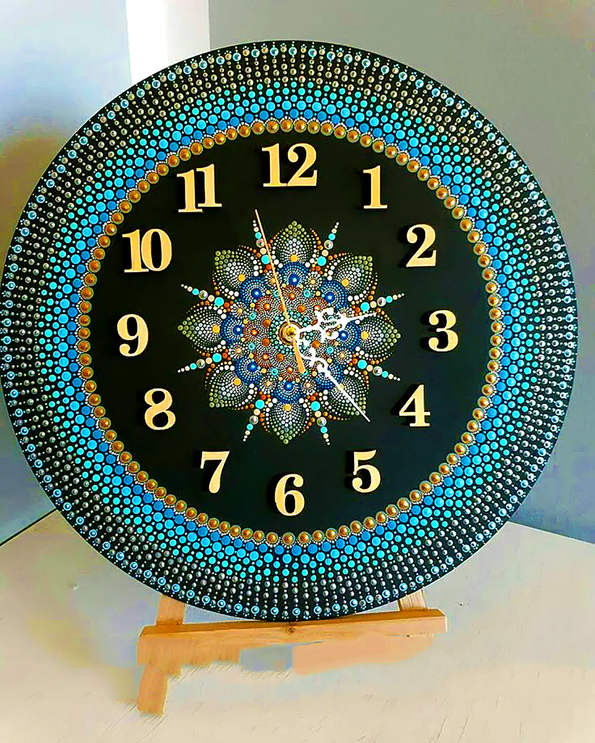 ساعت دیواری رنگی مدرن