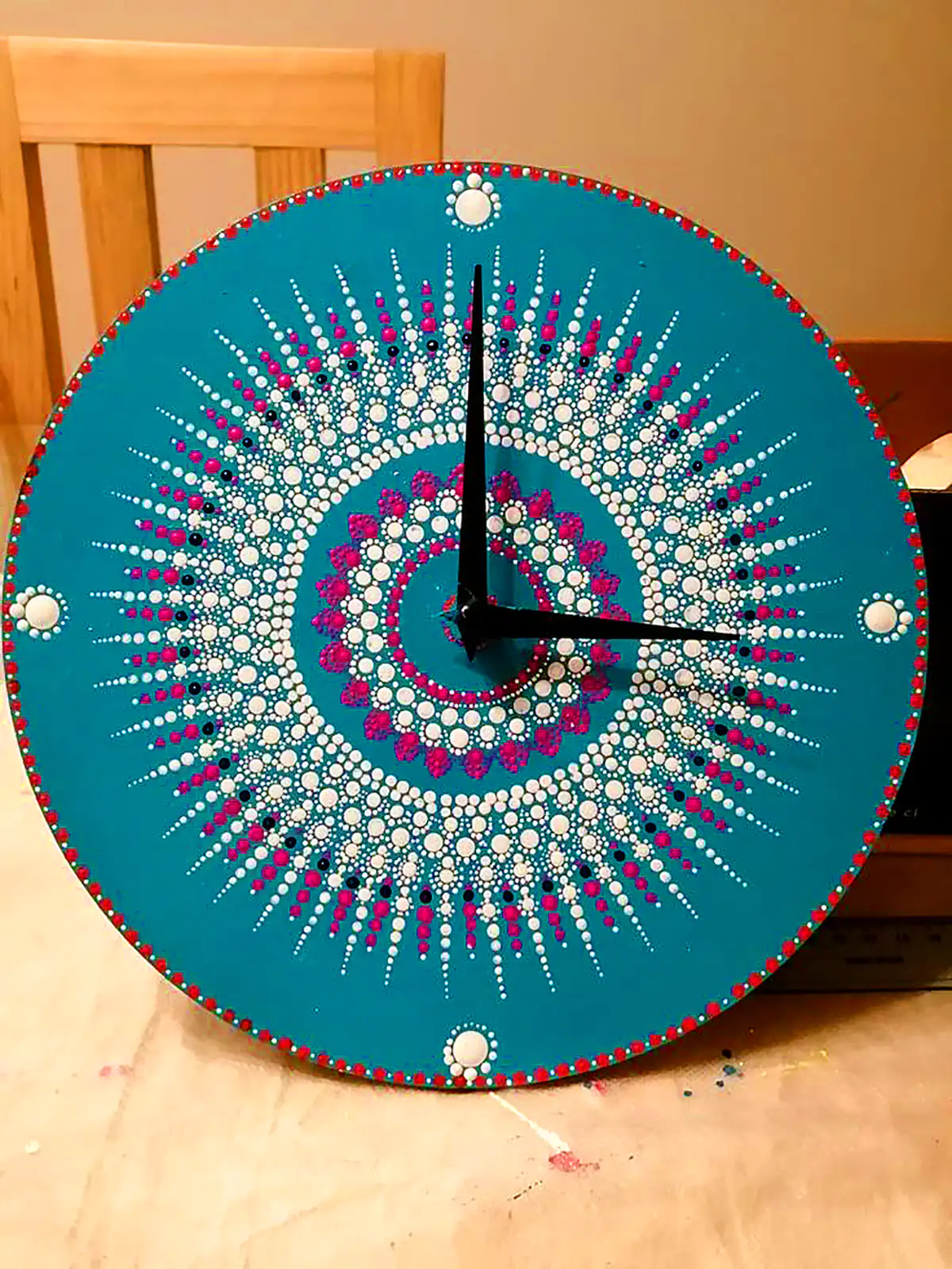 ساعت دیواری رنگی مدرن