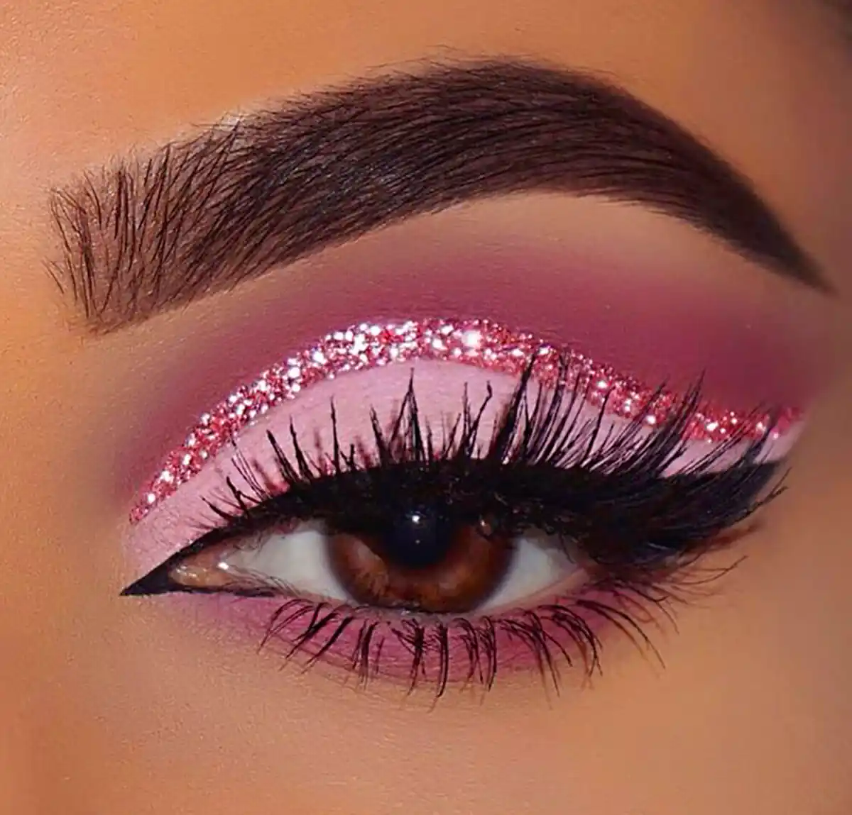 سایه چشم صورتی