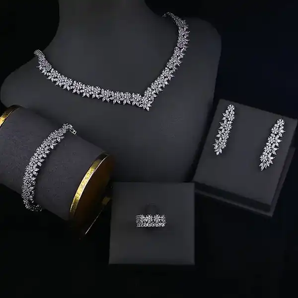 سرویس طلا + سرویس طلا یک انتخاب محبوب برای خانم‌ها