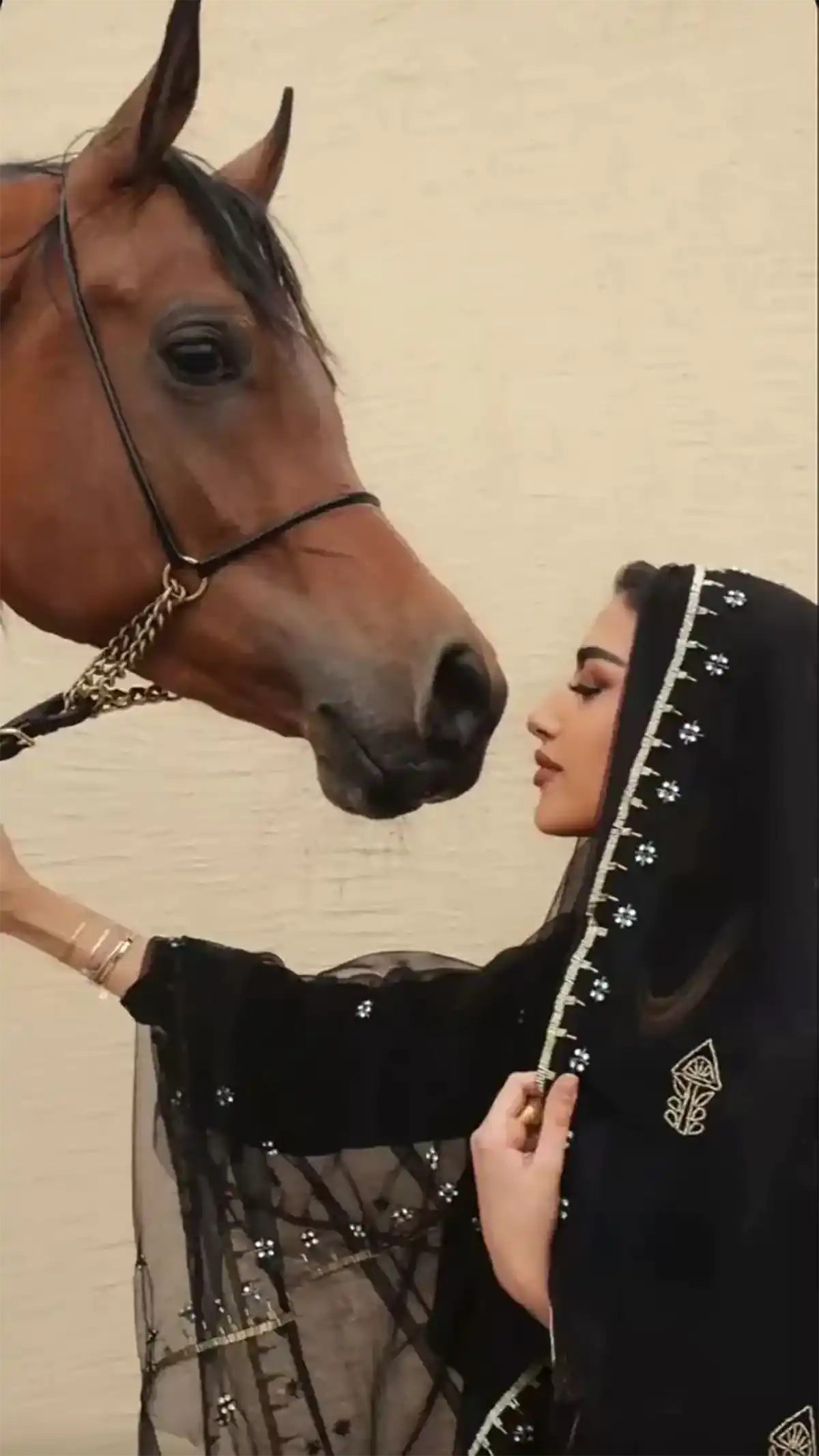 شال مشکی و ترند زنانه