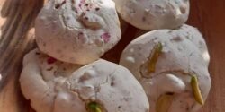 طرز تهیه شیرینی پفکی گردویی ساده با طعمی بی نظیر