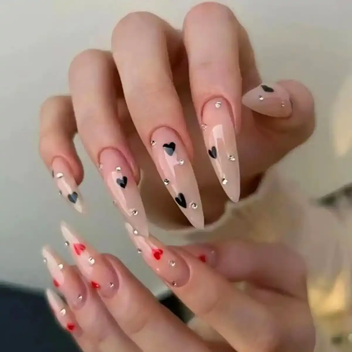 طراحی ناخن بادامی زیبا