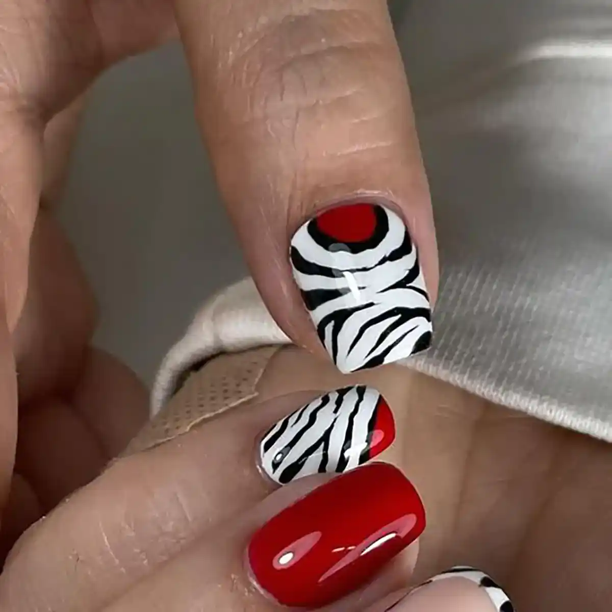 طرح زبرا روی ناخن
