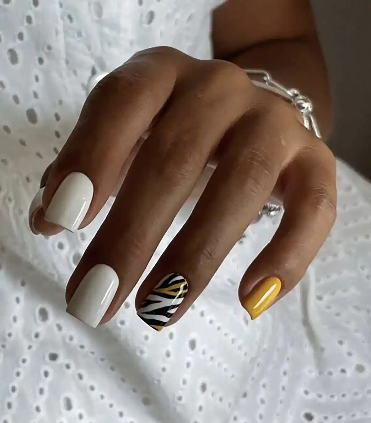 طرح زبرا روی ناخن