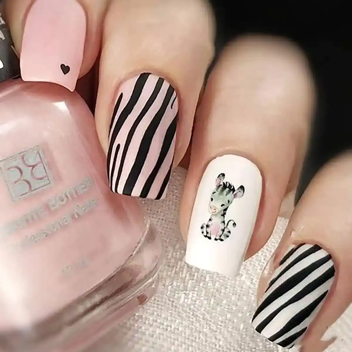 طرح زبرا روی ناخن