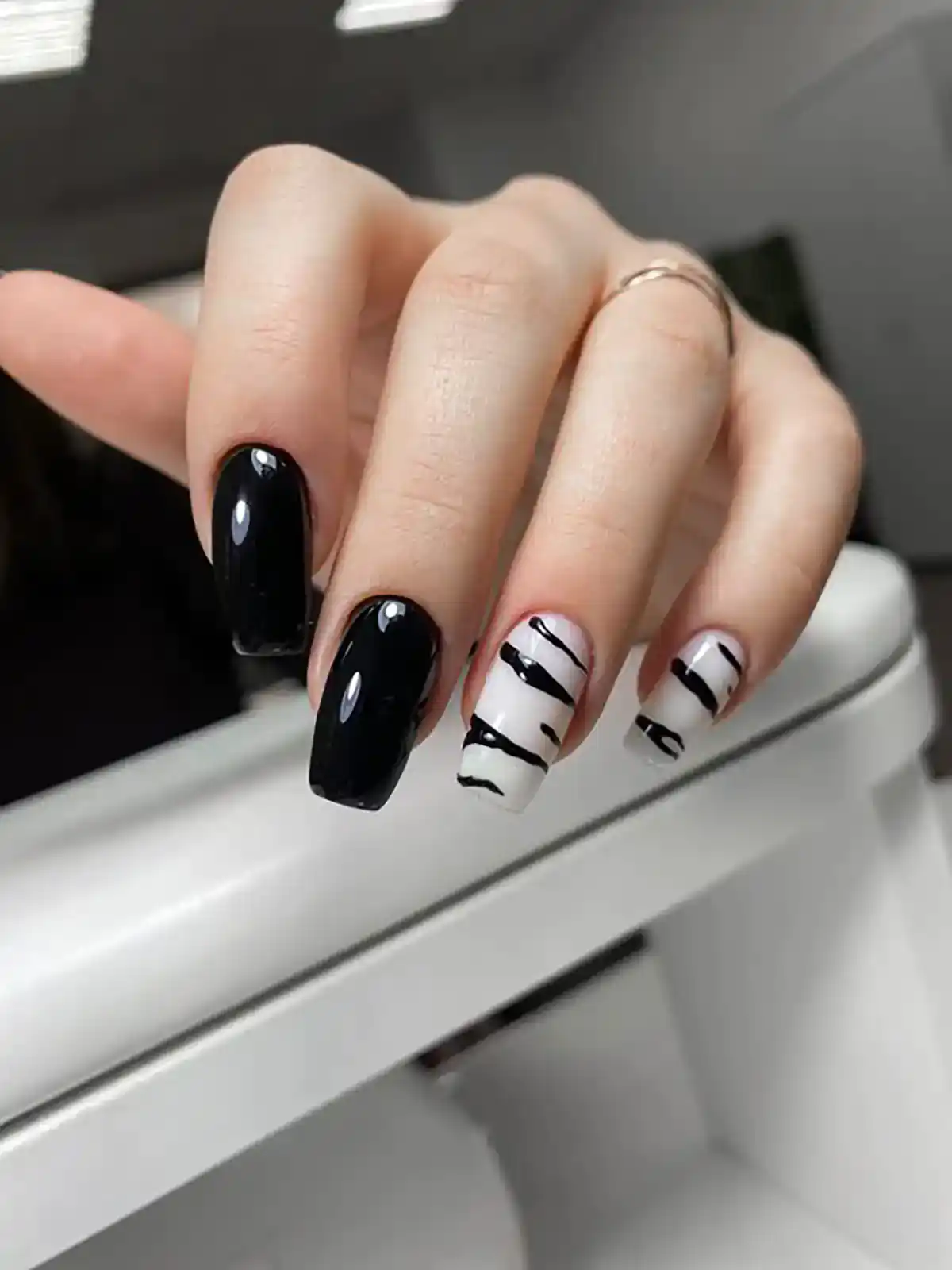 طرح زبرا روی ناخن