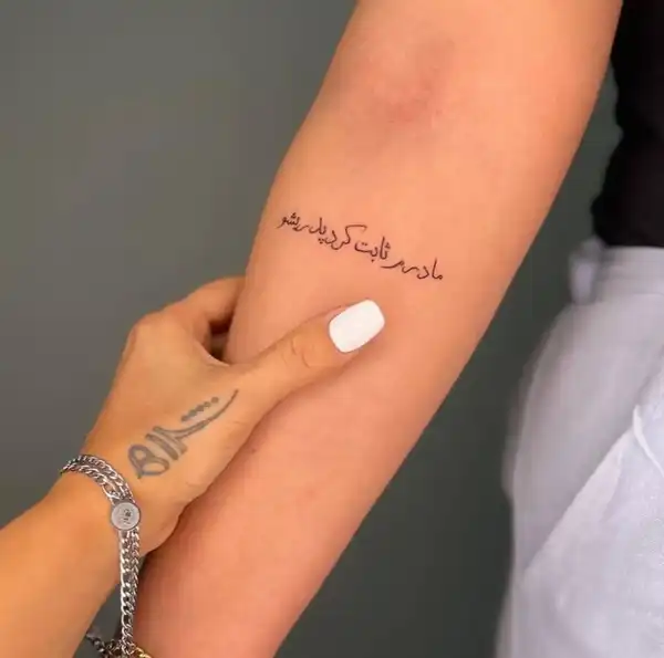 تاتو دخترانه خفن + نماد ظرافت،عشق و هنر در تاتو دخترانه خفن