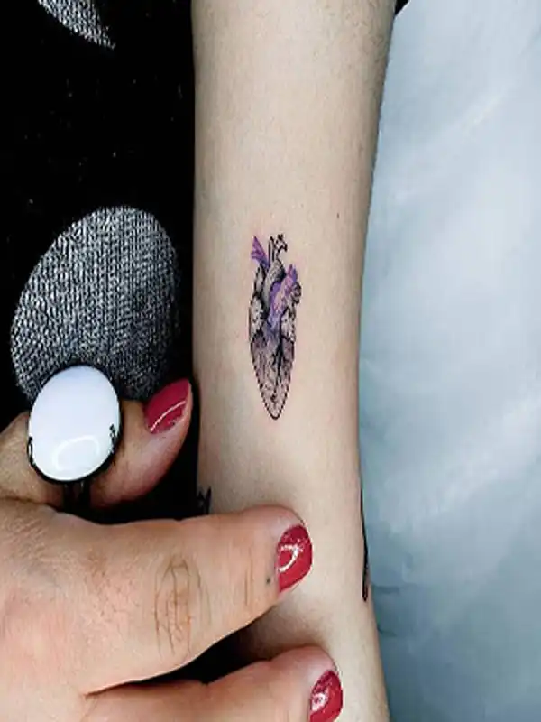 تاتو دخترانه خفن + نماد ظرافت،عشق و هنر در تاتو دخترانه خفن