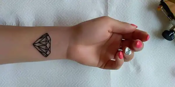 تاتو دخترانه خفن + نماد ظرافت،عشق و هنر در تاتو دخترانه خفن