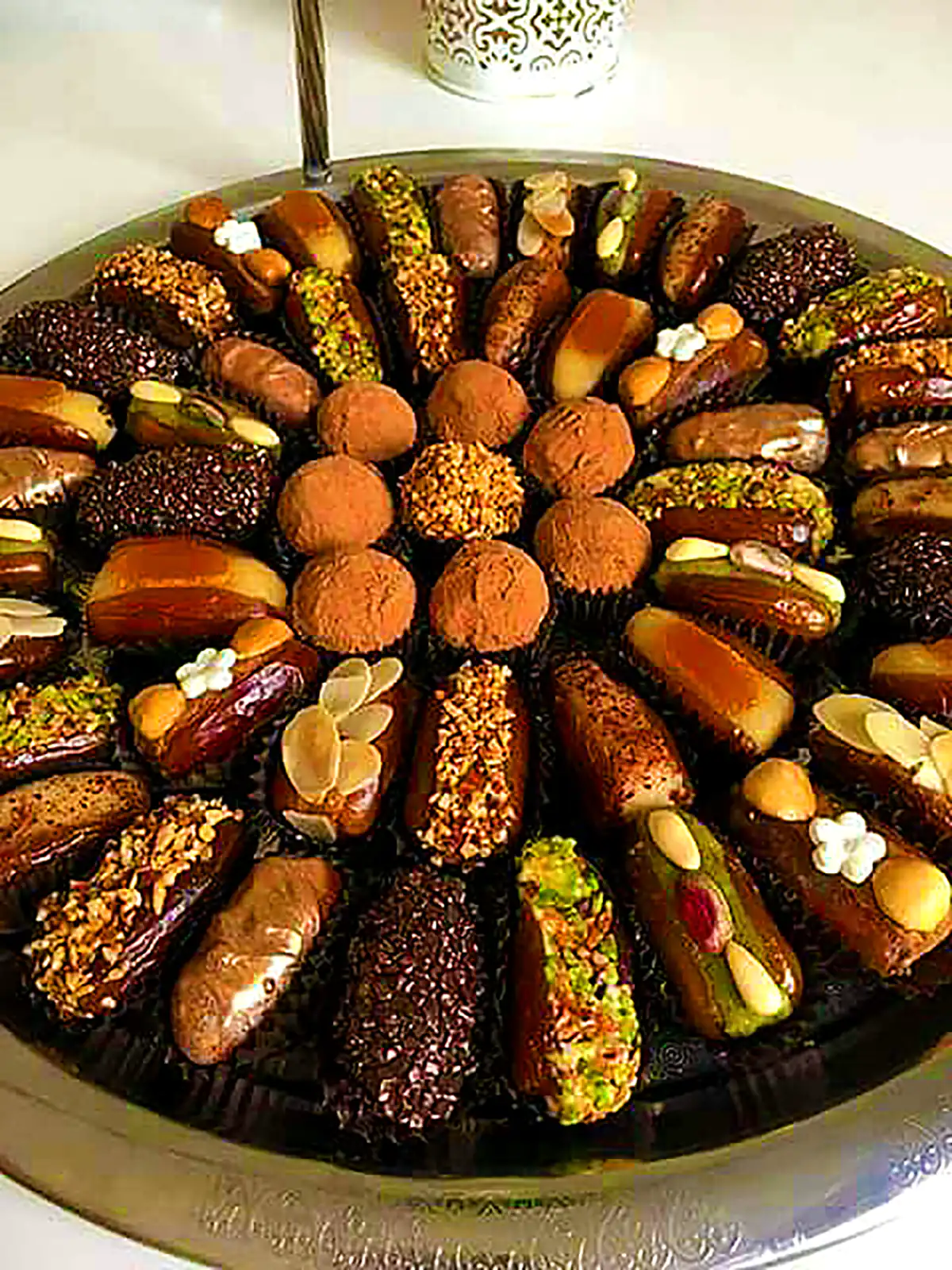 تزئین خرما مغزدار