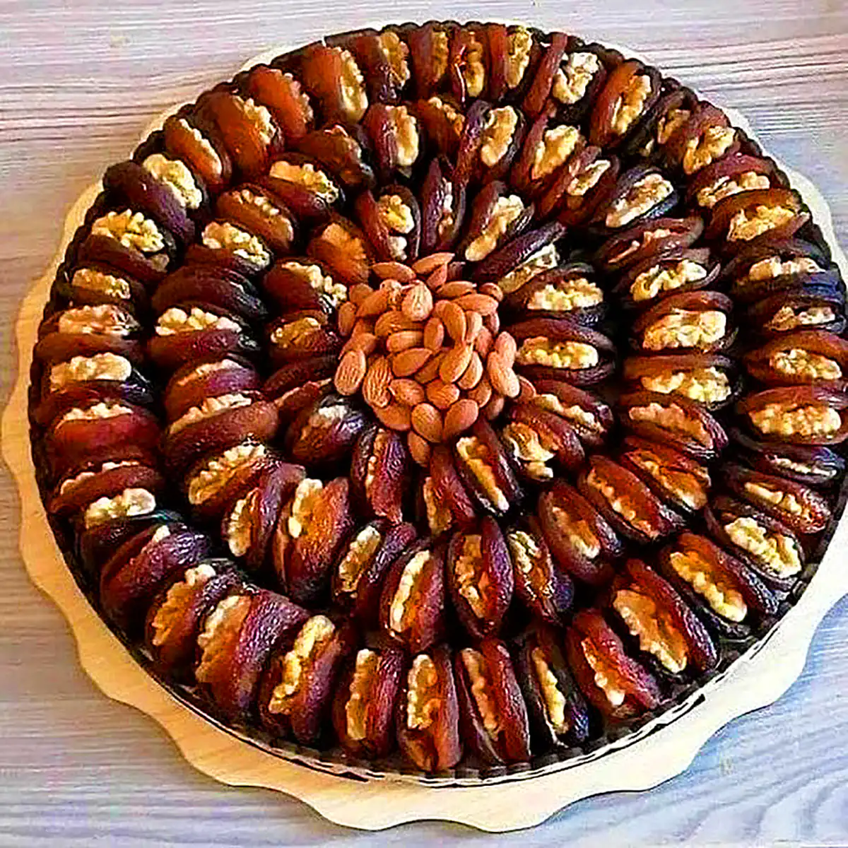 تزئین خرما مغزدار