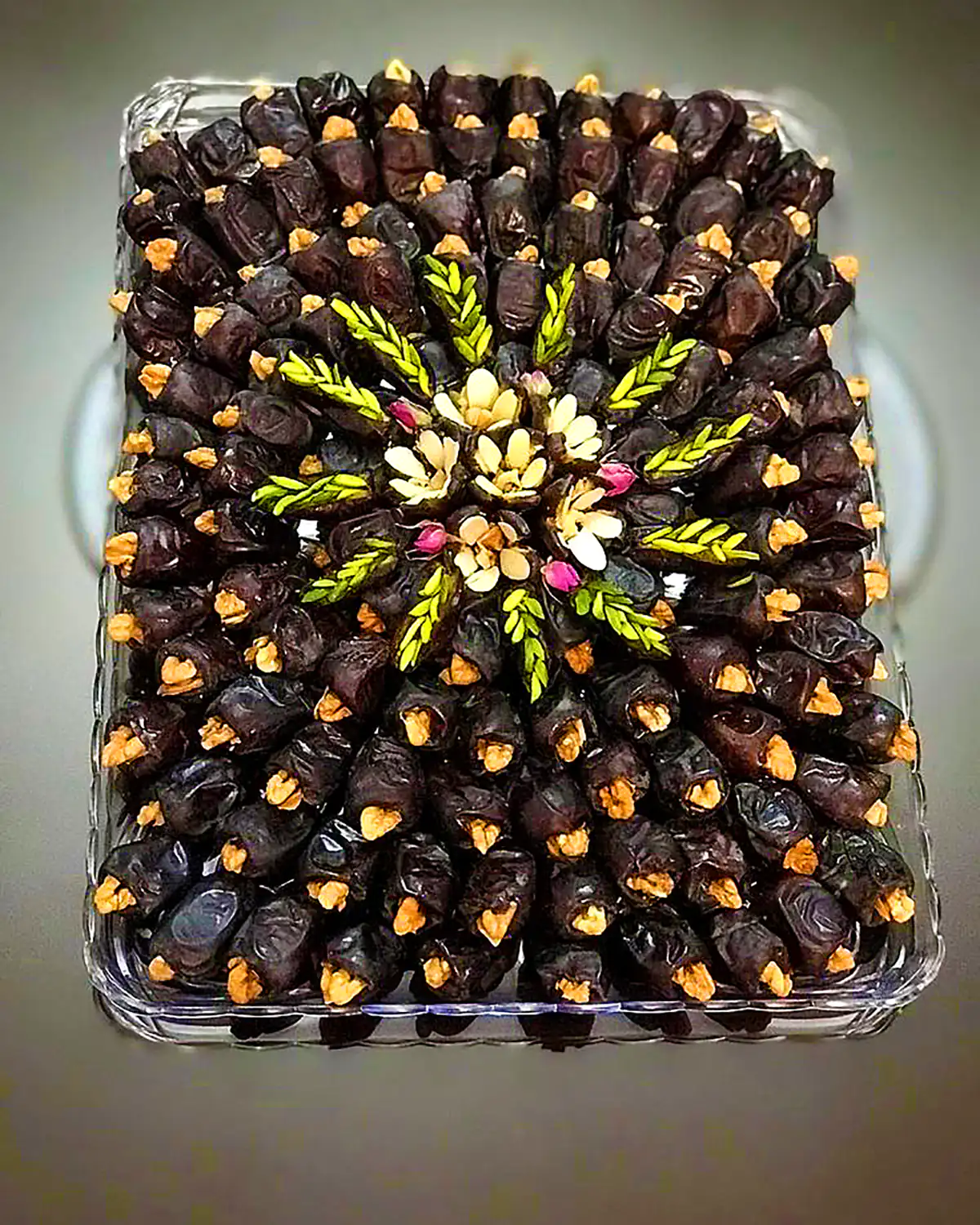 تزئین خرما مغزدار