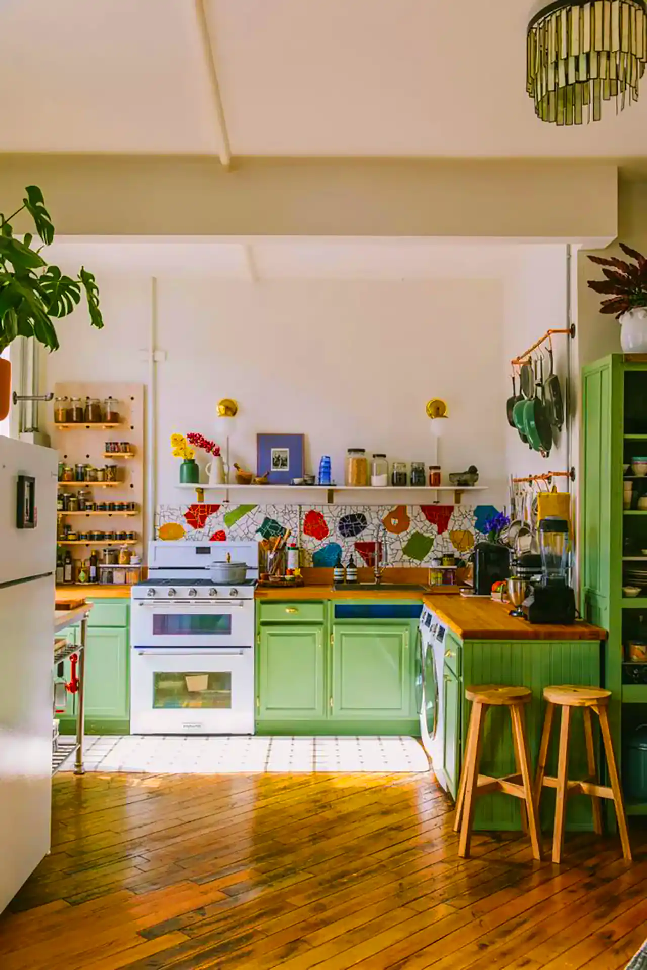 آشپزخانه نئوکلاسیک خوش رنگ 