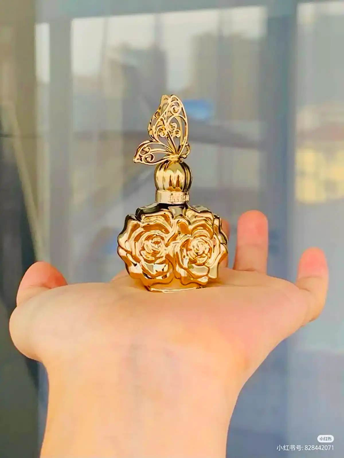 عطر زنانه میوه ای برای هدیه 