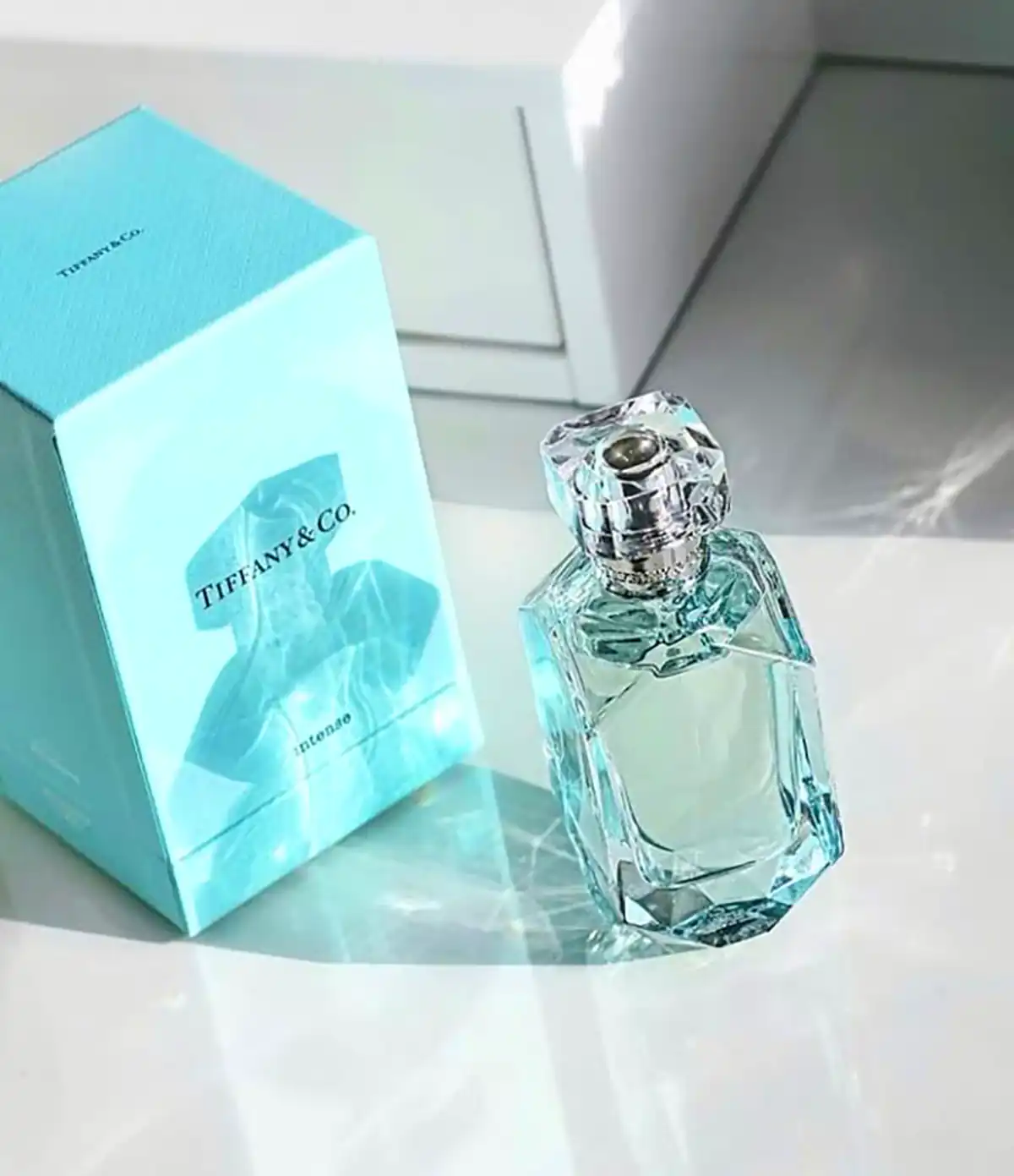 عطر زنانه میوه ای برای هدیه 