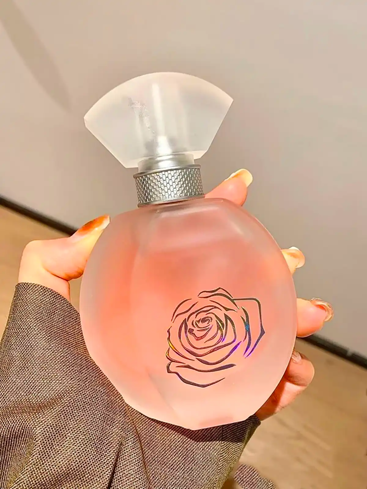 عطر زنانه میوه ای برای هدیه 