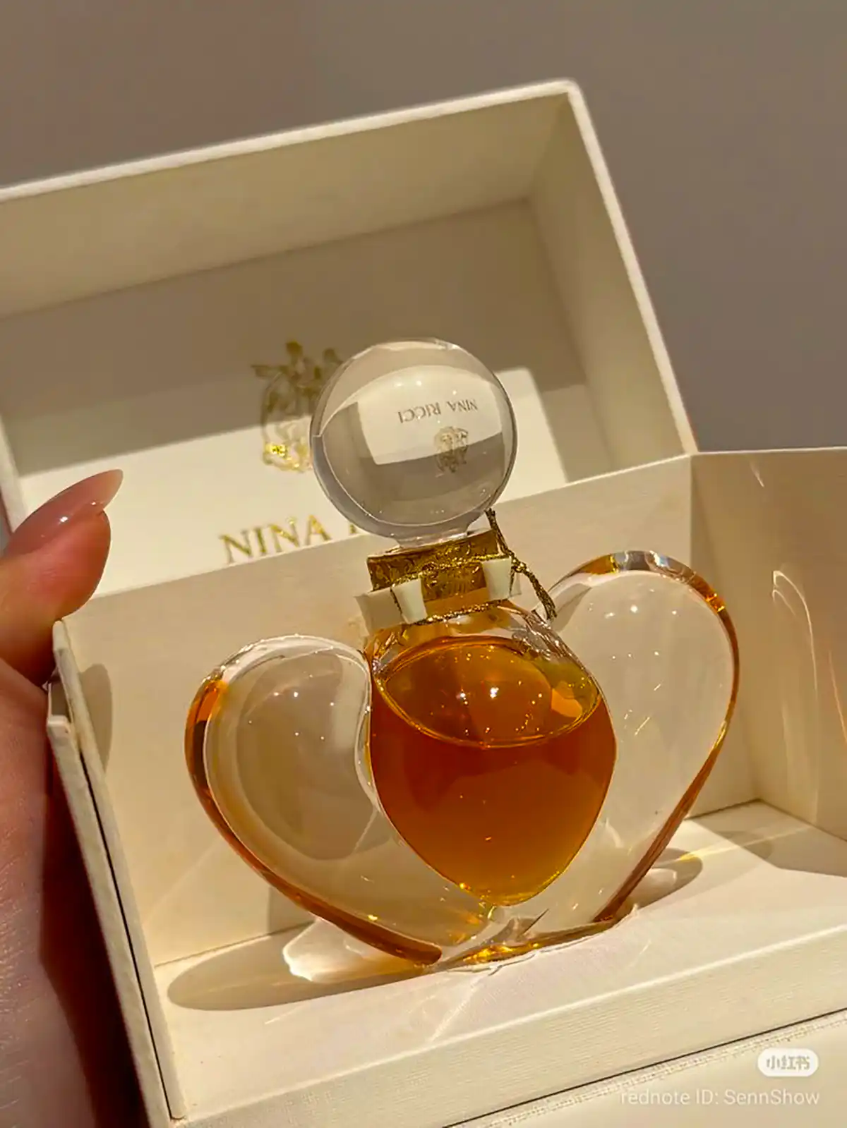 عطر زنانه میوه ای برای هدیه 