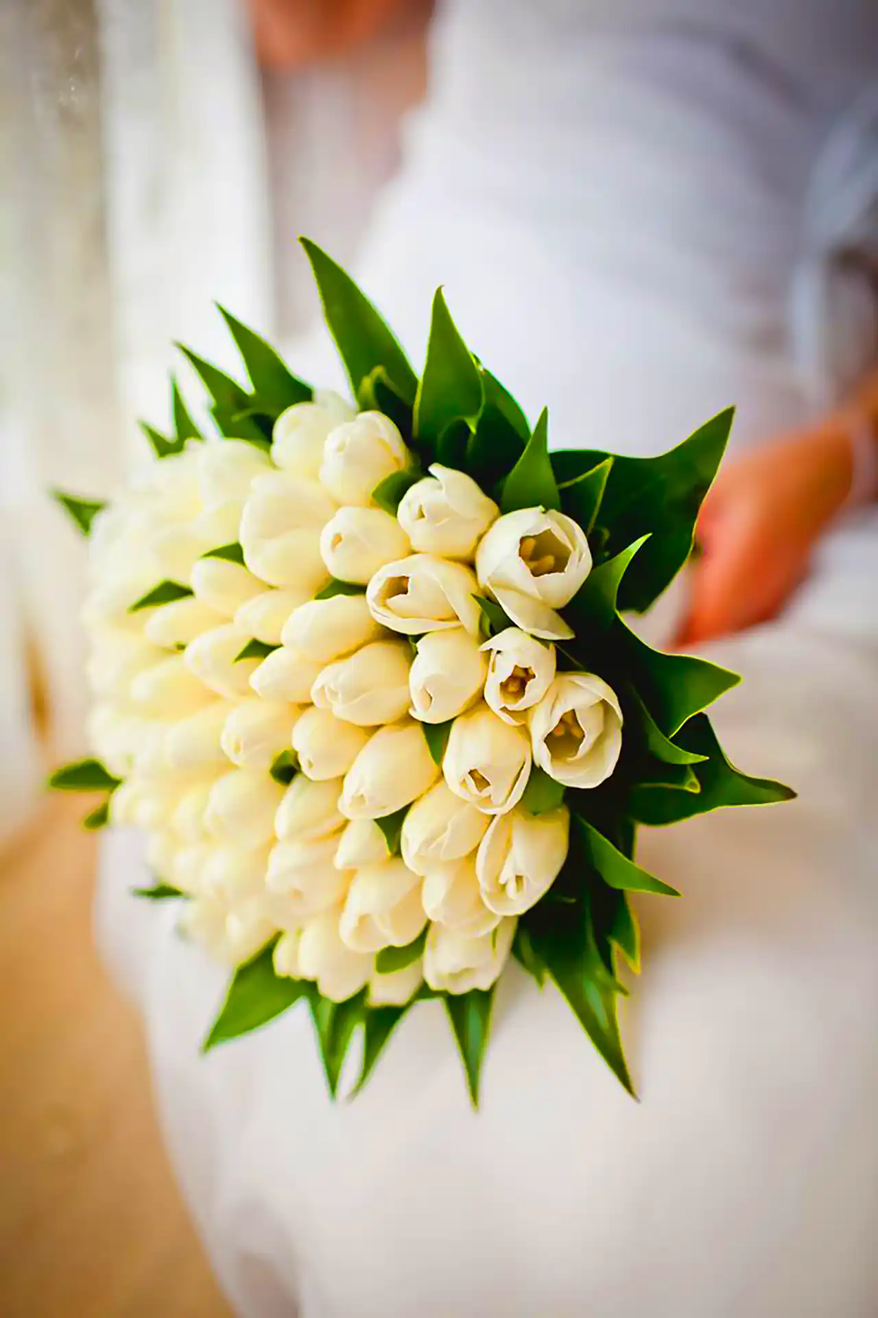 دستبند گل سفید مخصوص عروس