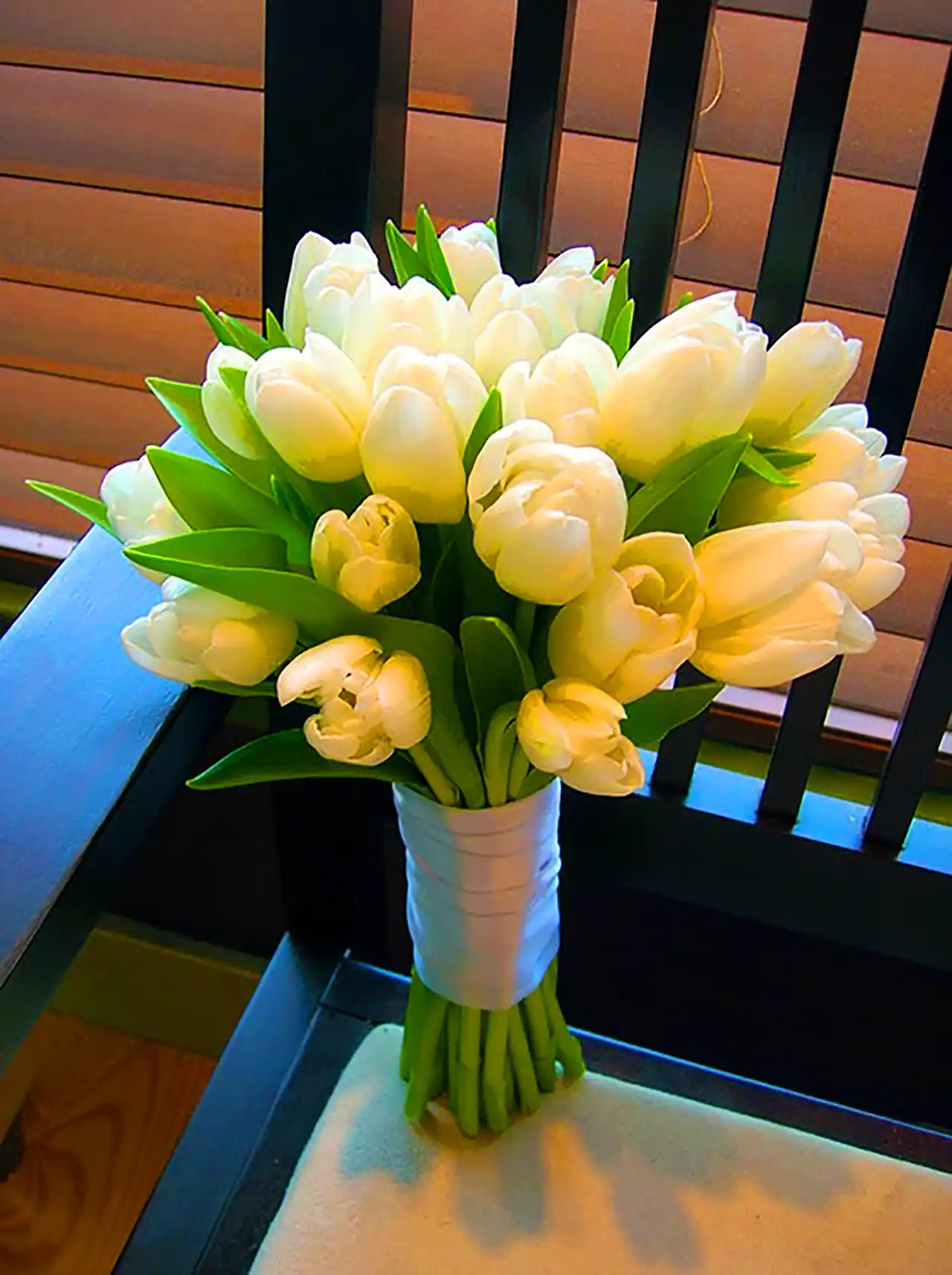 دستبند گل سفید مخصوص عروس