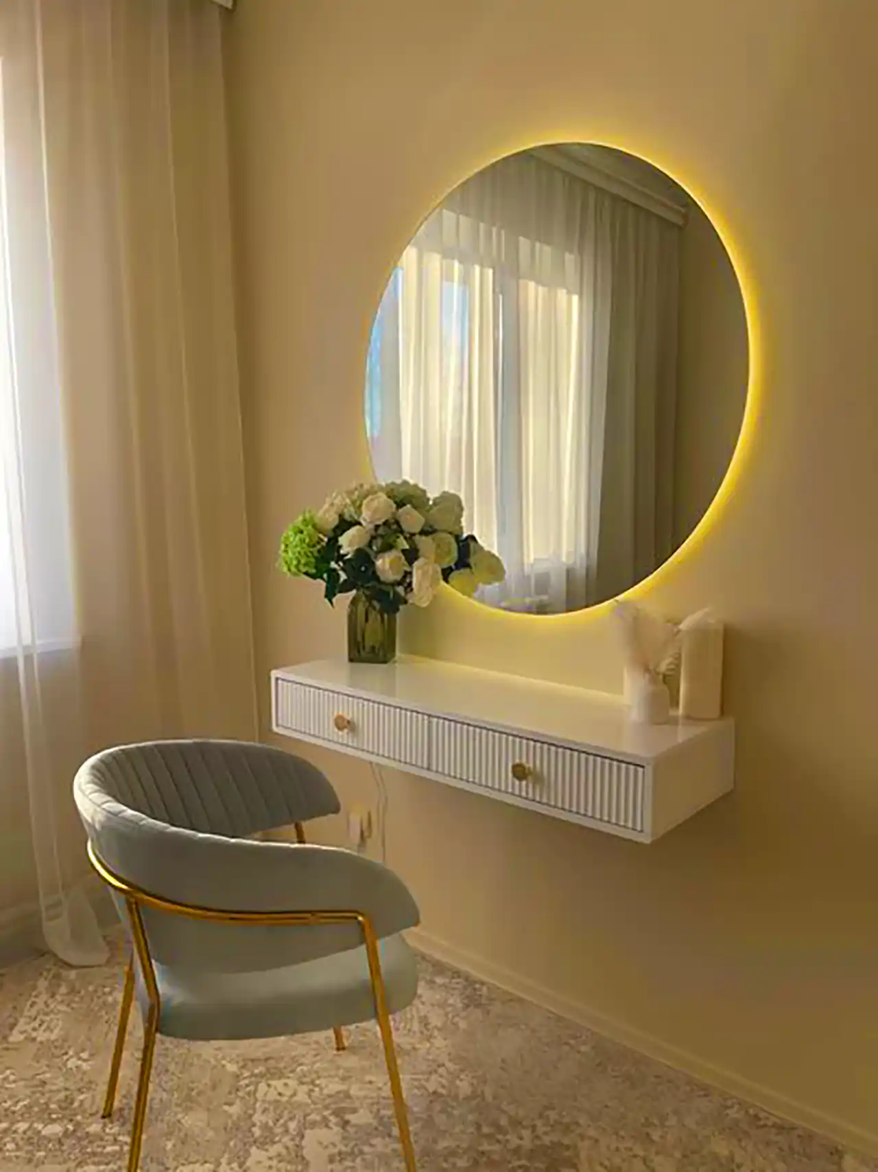 دکور با میز و آینه آرایشی 