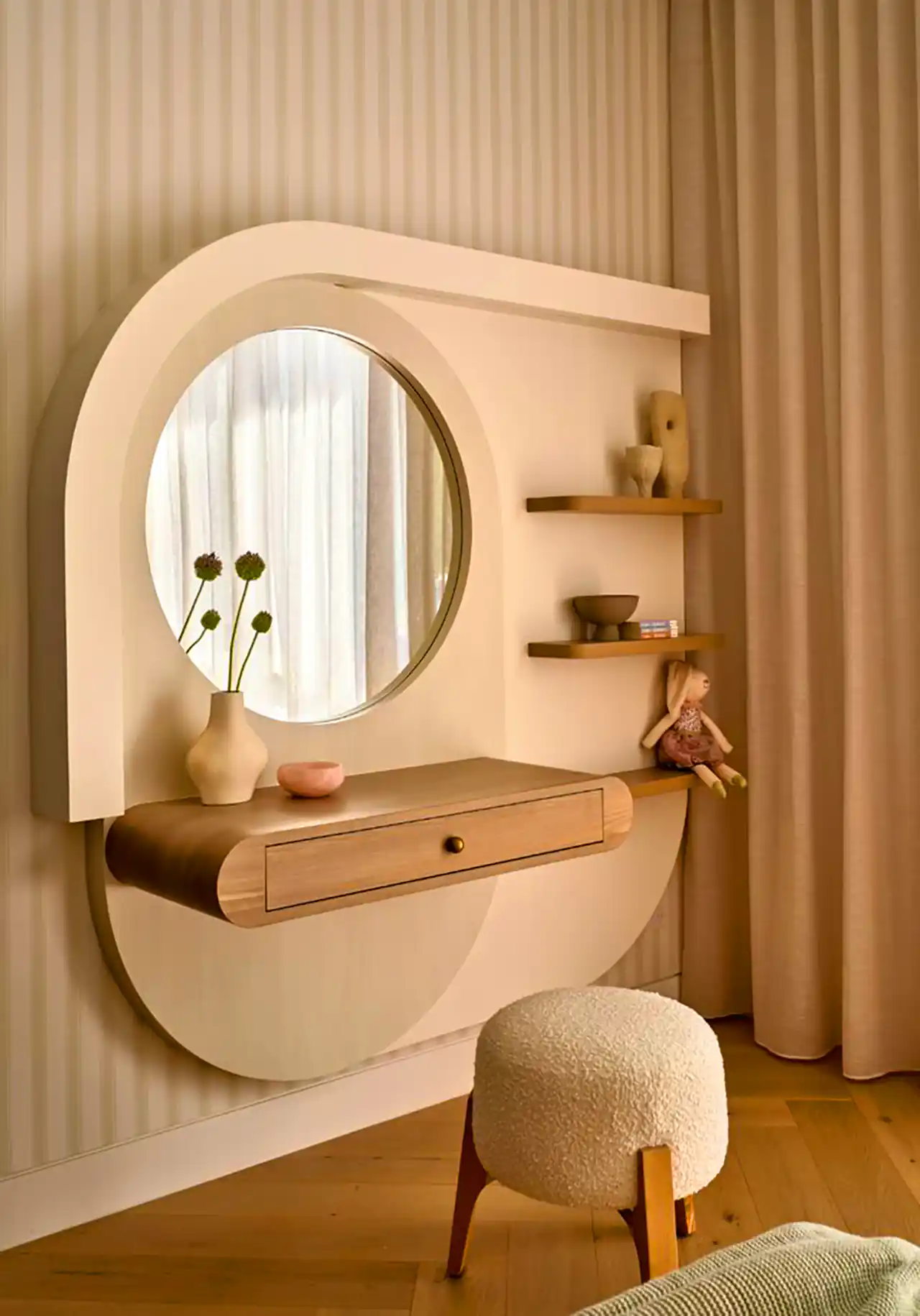 دکور با میز و آینه آرایشی 