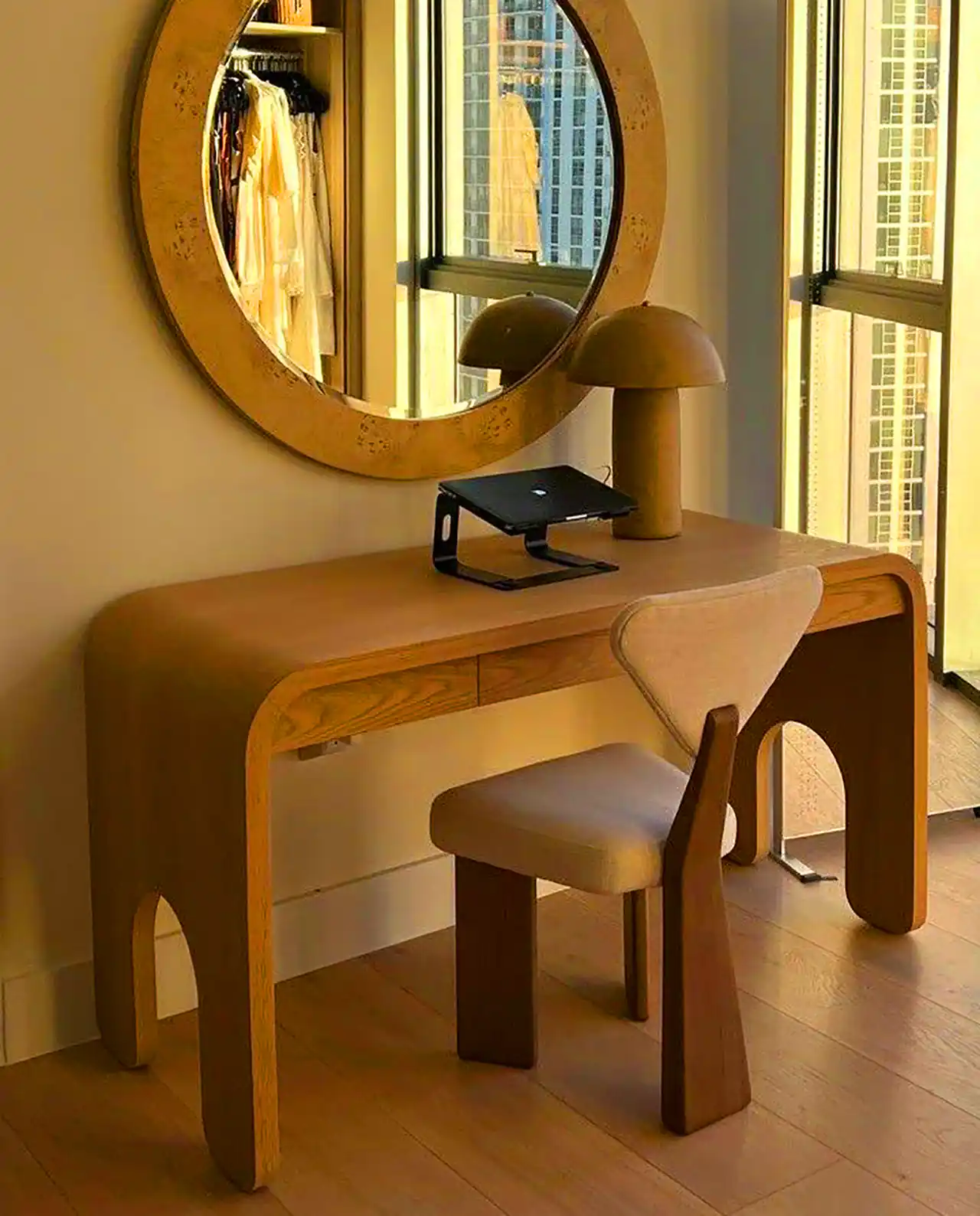 دکور با میز و آینه آرایشی 