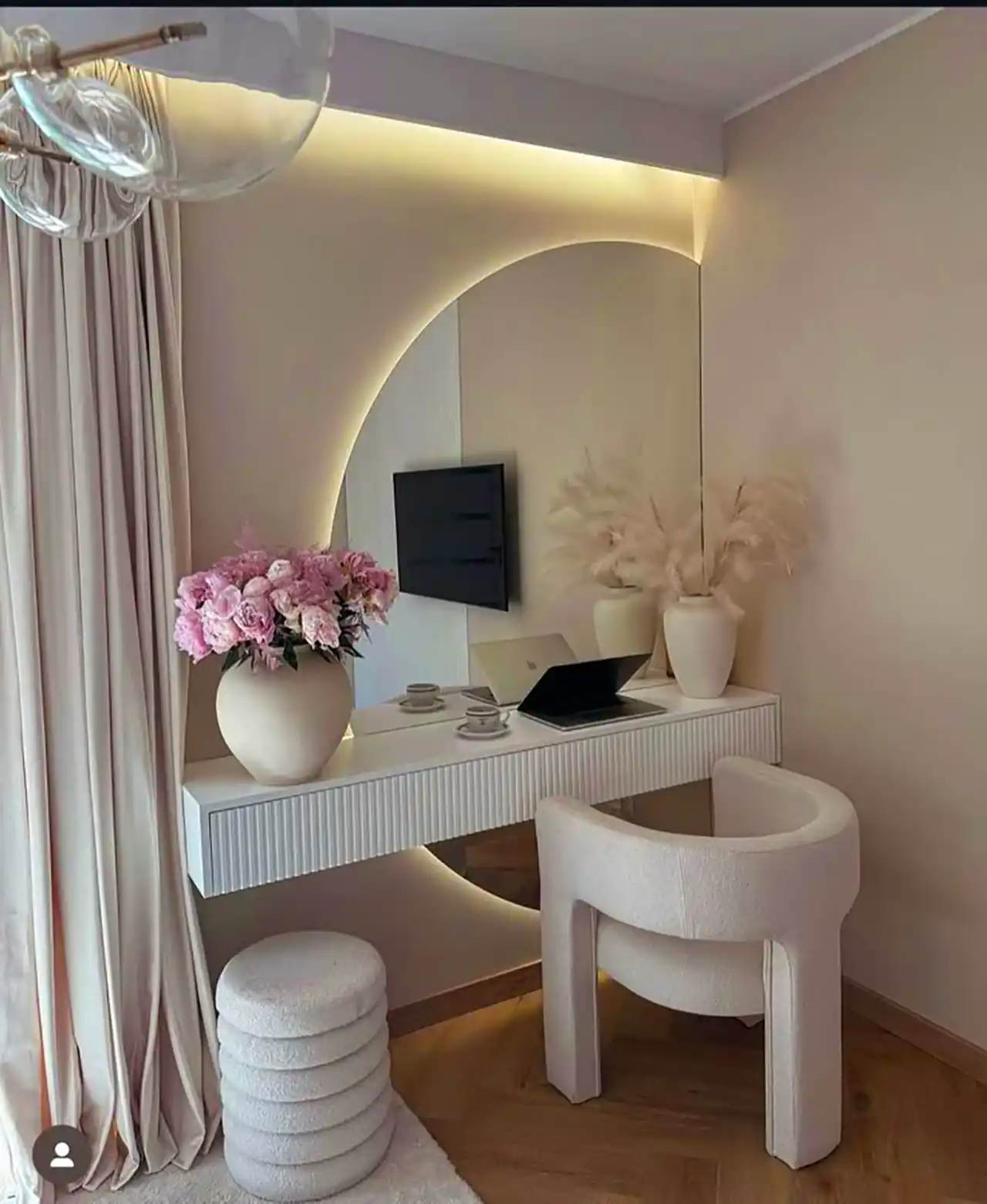 دکور با میز و آینه آرایشی 