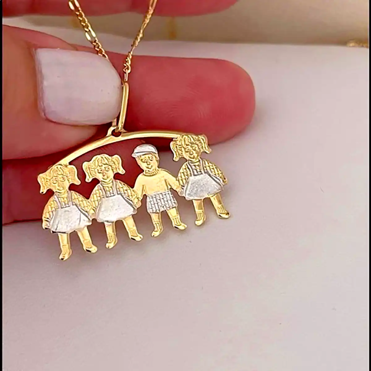 گردنبند طلا نگین دار خانواده