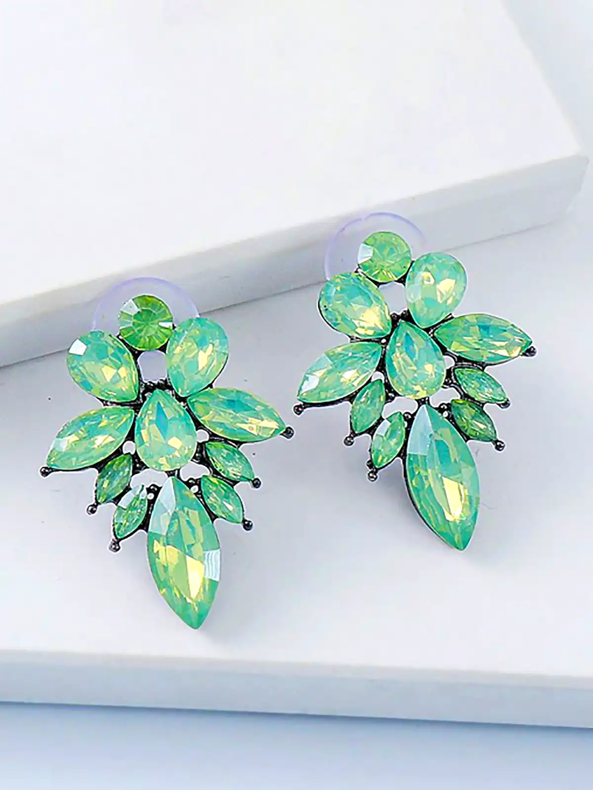 گوشواره بزرگ گل زمردی