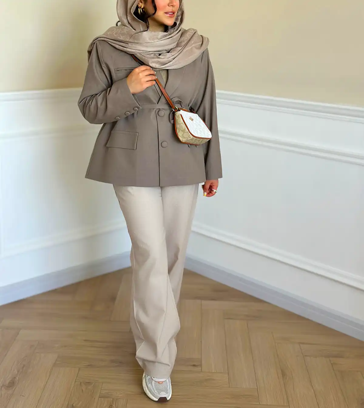 مانتو مینیمال تک رنگ با استایل ساده