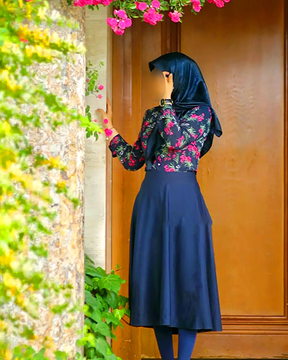 مانتو پوشیده با یقه ساده مدرن