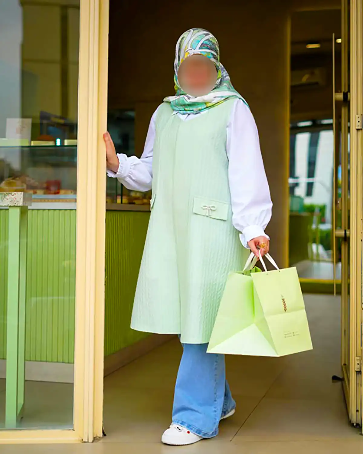 مانتو پوشیده با یقه ساده مدرن