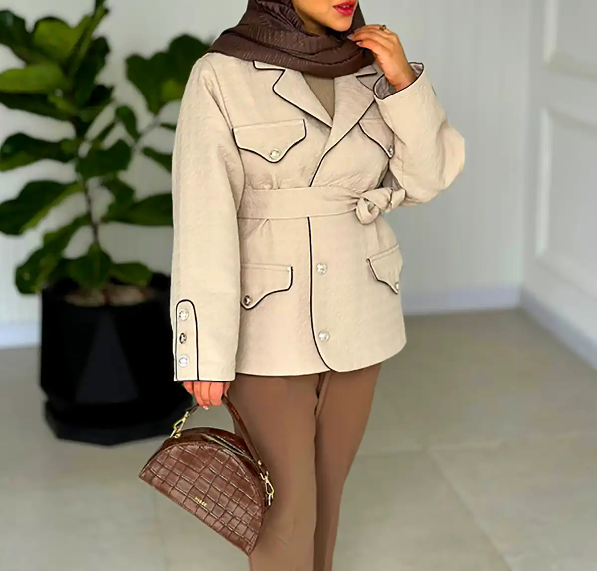 مانتوی مینیمال با رنگهای کاربردی