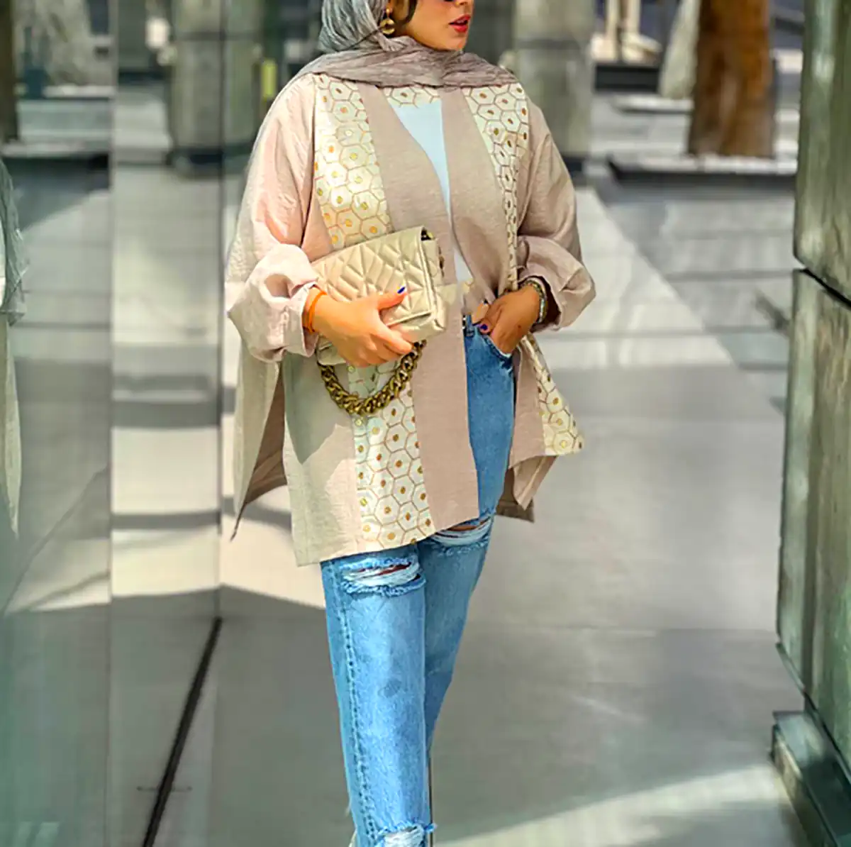 مانتوی مینیمال با رنگهای کاربردی